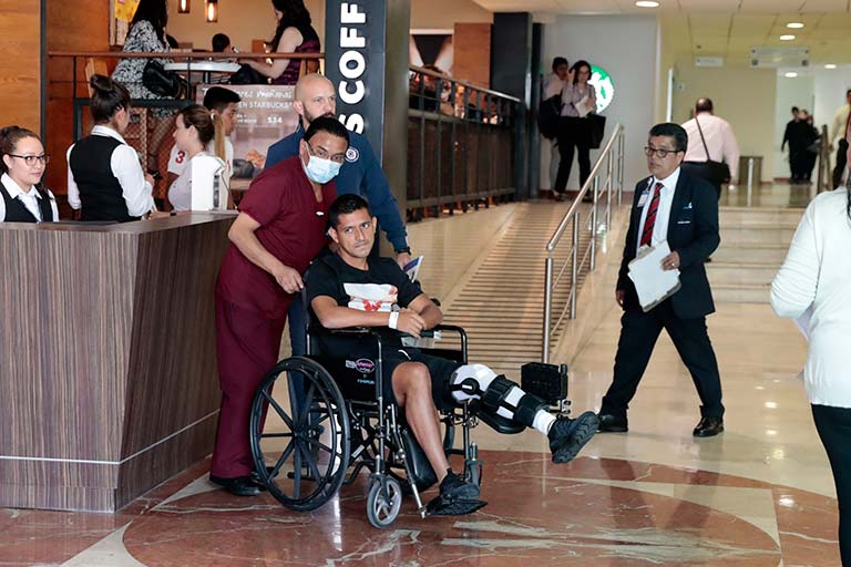 Elías Hernández deja el hospital tras ser operado de la rodilla
