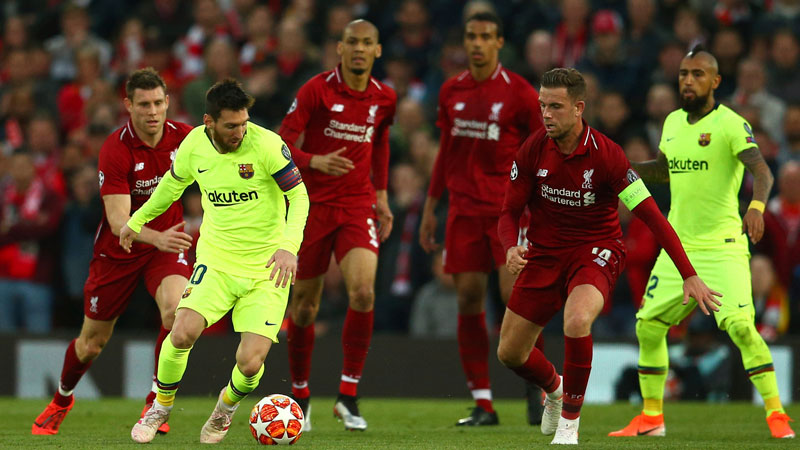 Messi intenta quitarse la marca de jugadores del Liverpool 