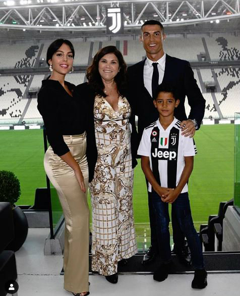 Cristiano Ronaldo y su madre se fotografían con el resto de la familia 