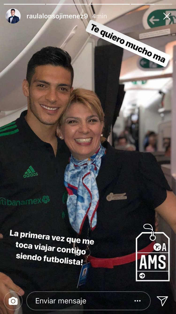 Jiménez viaja junto a su mamá en un avión 