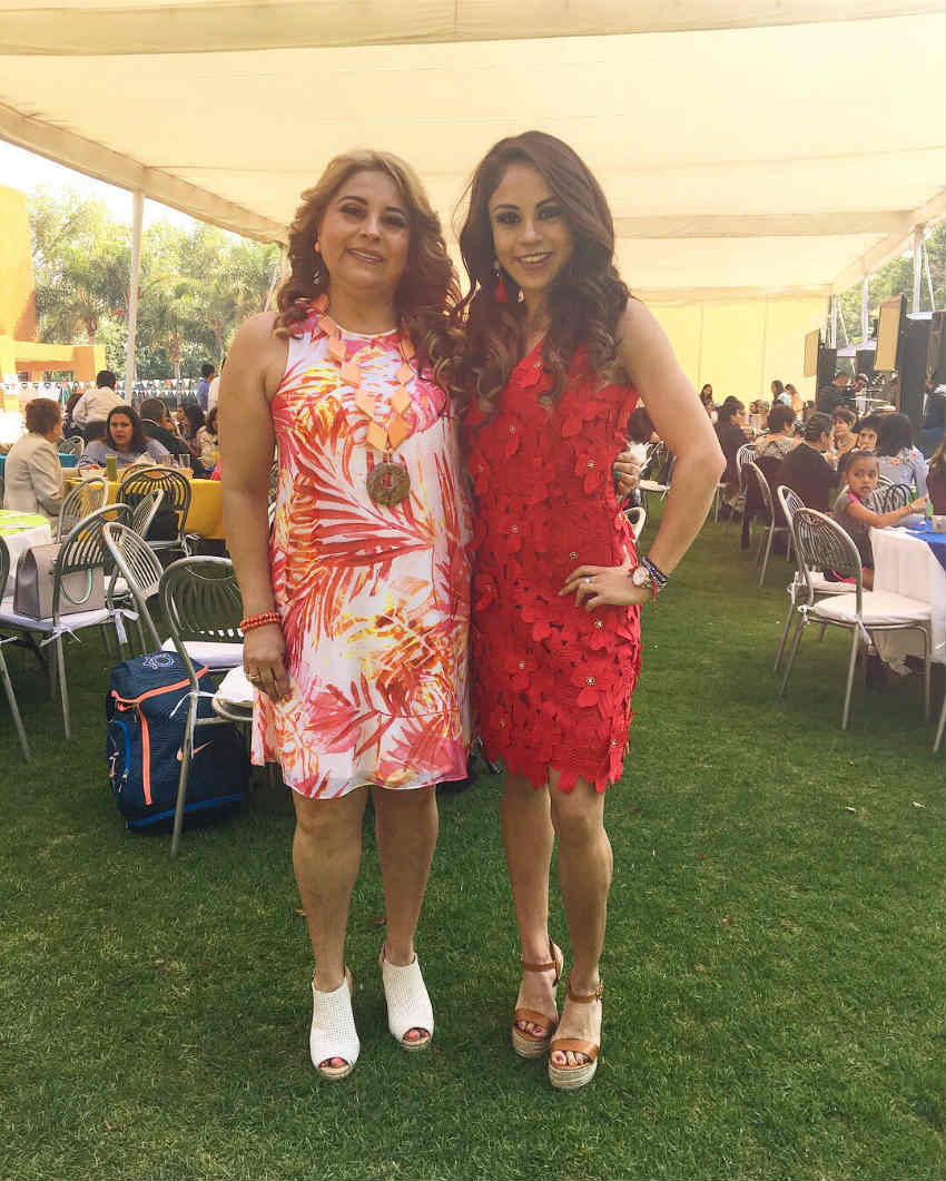 Paola Longoria junto a su mamá durante un evento familiar