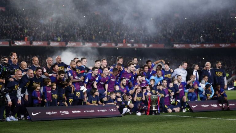 Barcelona posa con la Copa de La Liga en el Camp Nou