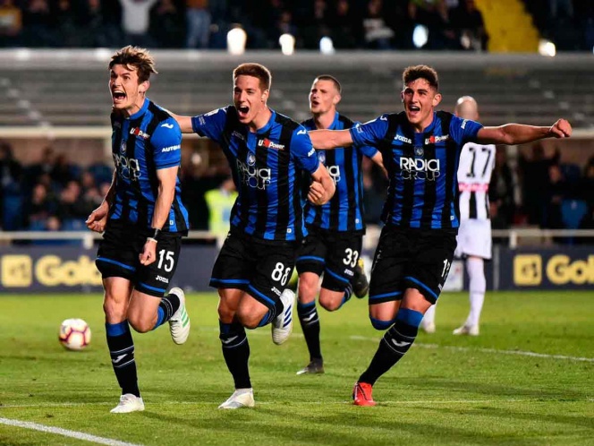 Jugadores de Atalanta festejan triunfo en Serie A