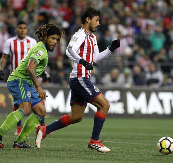 Román Torres y Oswaldo Alanís disputan un balón en el 2018