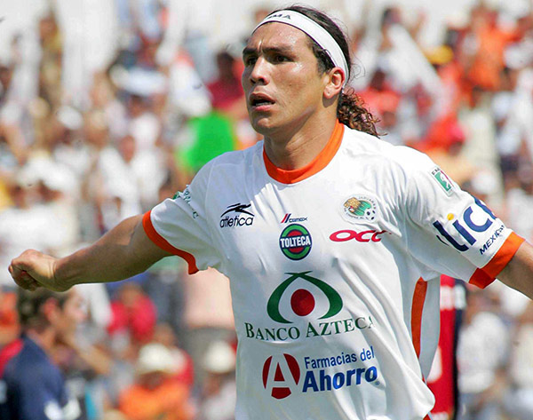Salvador Cabañas celebra un gol con Jaguares