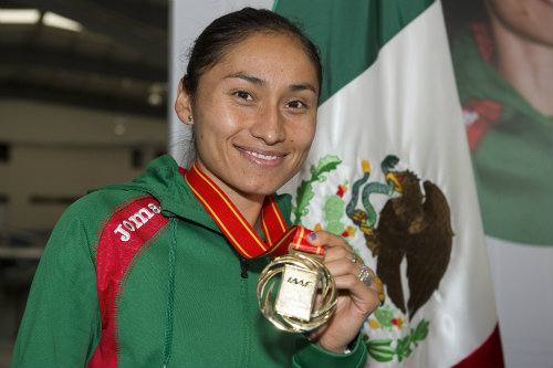 González presume su medalla conquistada