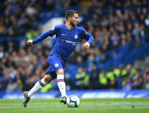 Hazard conduce un balón en un partido con el Chelsea