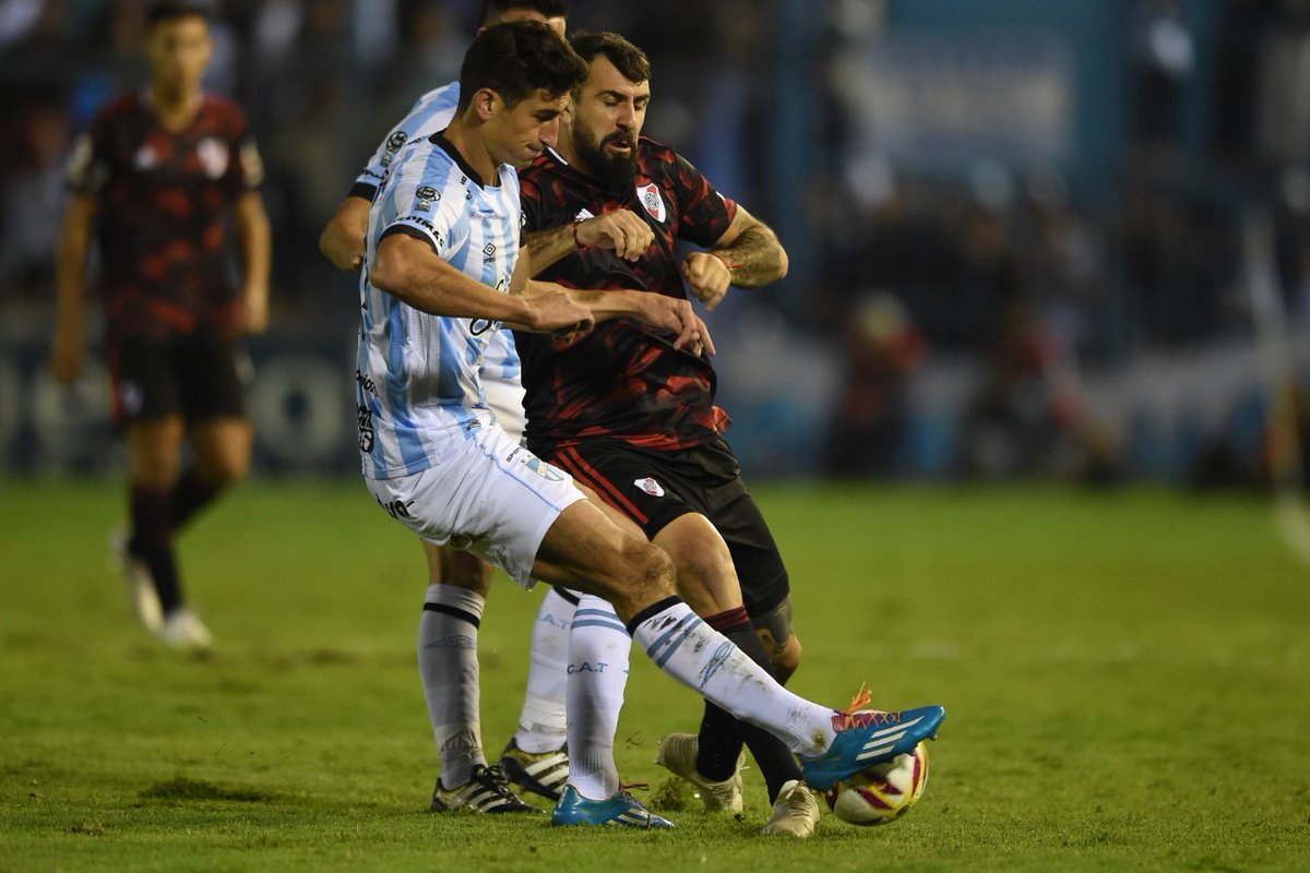 Jugadores de River Plate y Atlético Tucumán durante un partido 