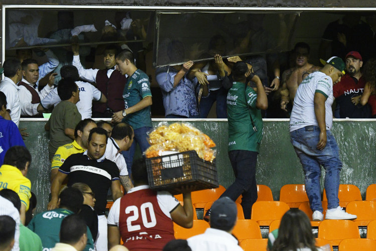 Aficionados protagonizan bronca en el Estadio León