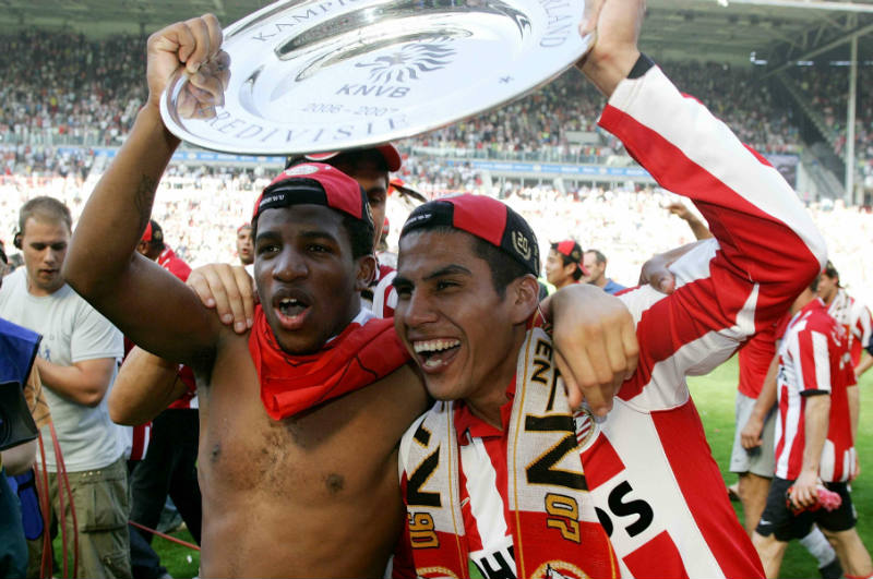 Salcido festeja tras ganar el título de Holanda en 2007