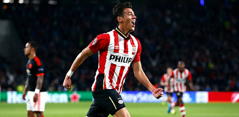 Moreno festeja un gol con el PSV