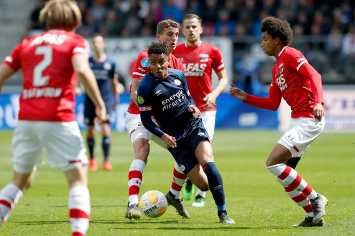 Donyell Male en un partido con el PSV 