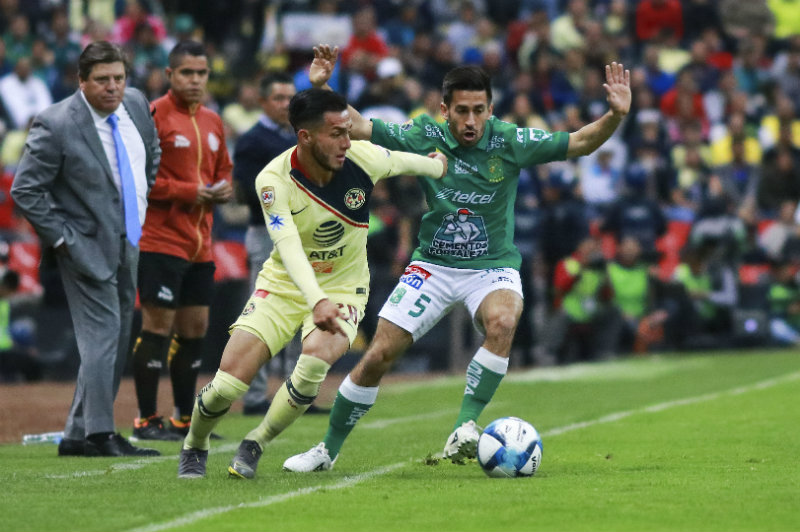 José Hernández y Fernando Navarro disputan un balón en el Azteca