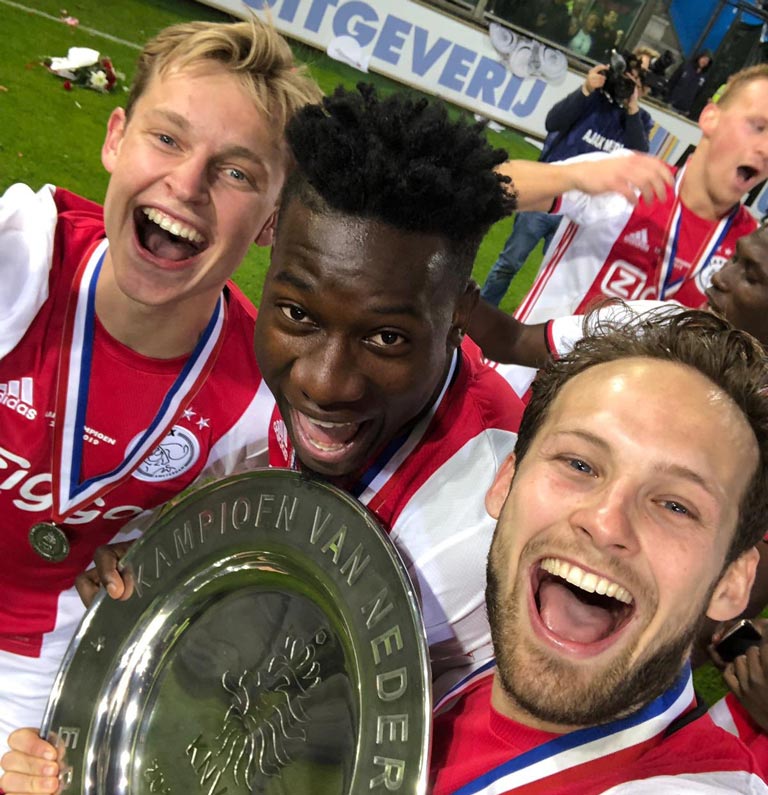 Los jugadores del Ajax celebran el título