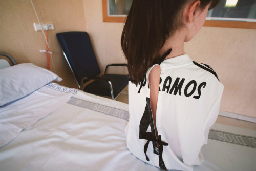 Niña con bata de la camiseta de Sergio Ramos