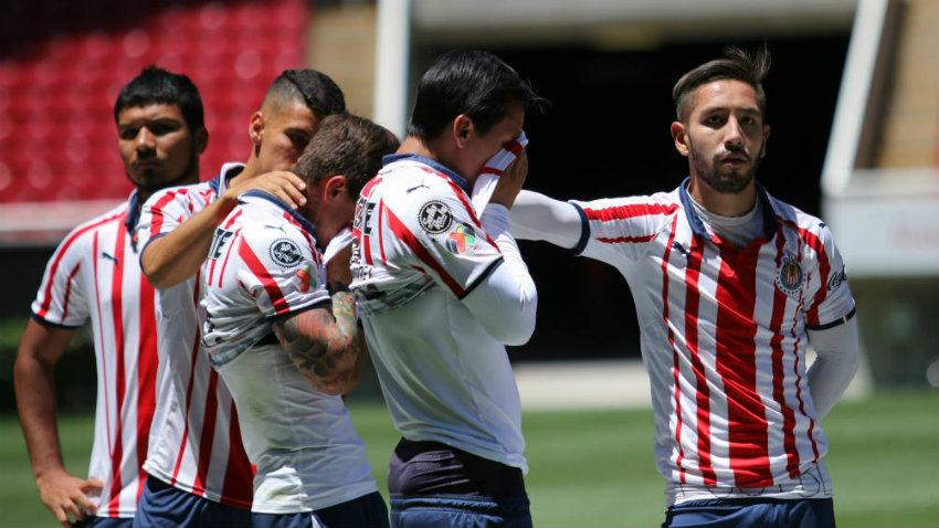 Jugadores de Chivas se lamentan tras caer en Final de Liga Premier 