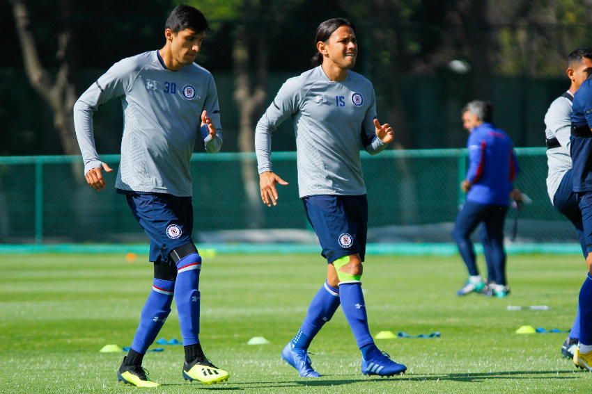 Jordan Silva y Gerardo Flores durante entrenamiento de Cruz Azul 