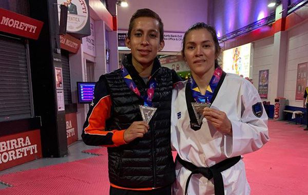 Brandon Plaza y María Espinoza presumen sus medallas 