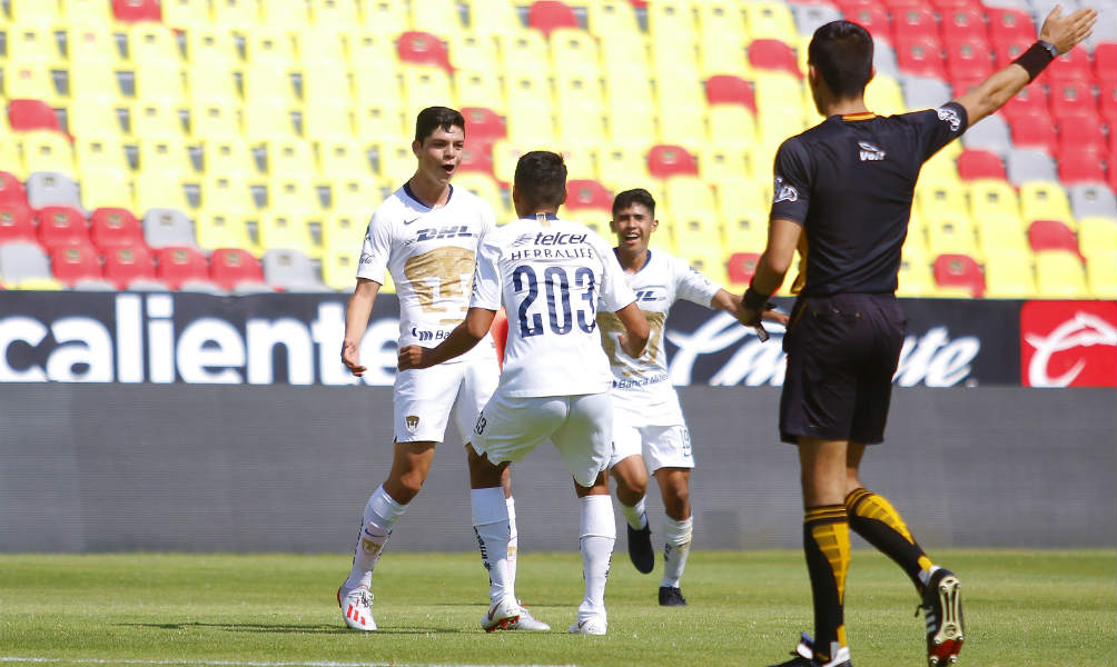 Jugadores de Pumas celebran gol contra Monarcas