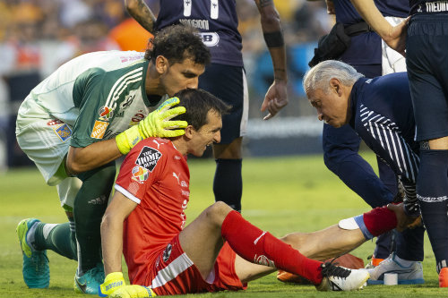Nahuel Guzmán apoya a Barovero tras la lesión 