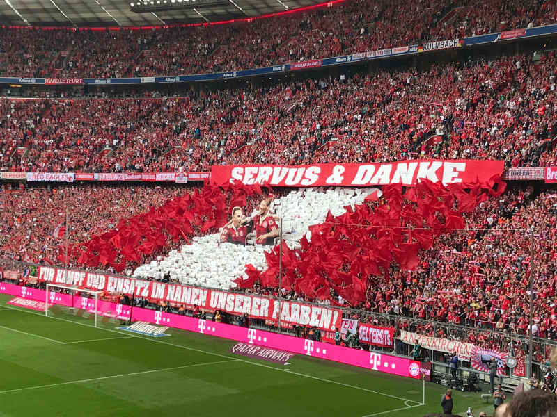 Homenaje de la afición del Bayern a Ribéry y Robben