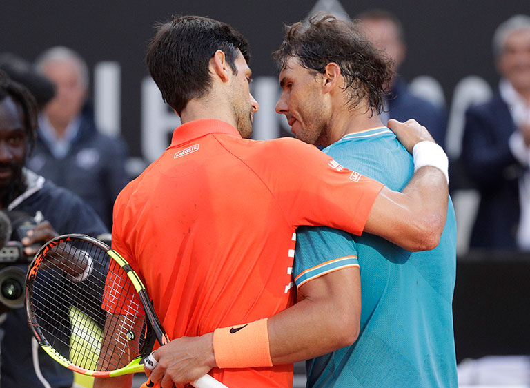 Djokovic y Nadal se abrazan tras la Final