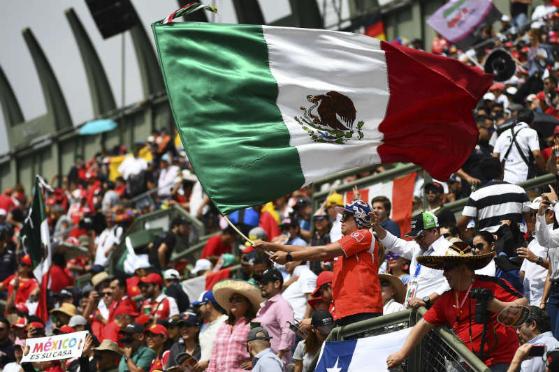 Aficionado ondea la bandera de México en las gradas del AHR