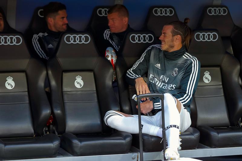 Gareth Bale se ríe en la banca del Madrid en el juego vs Betis