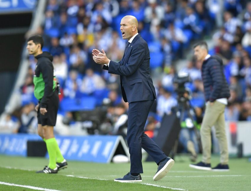 Zidane da ánimo a sus jugadores durante el Real Madrid vs Betis 