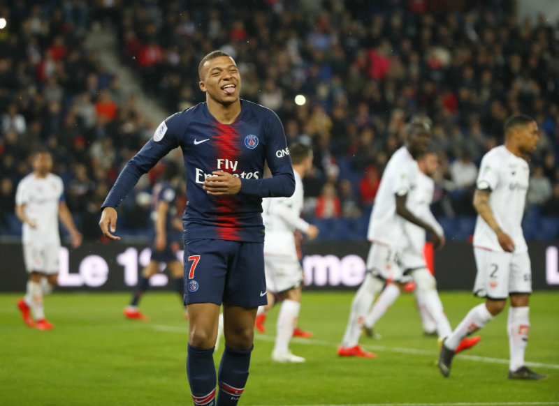 Mbappé festeja un gol con el PSG