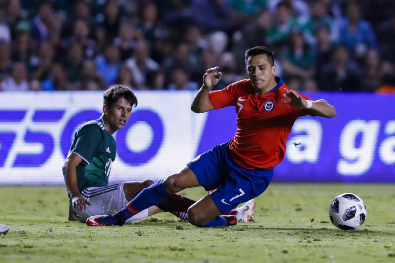 Alexis Sánchez cae al césped en un amistoso vs el Tri