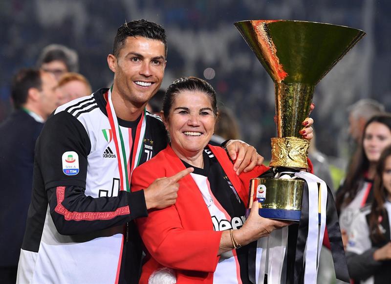 Cristiano Ronaldo posa junto con su madre