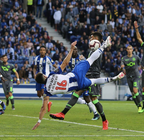 Héctor Herrera anota un gol con el Porto