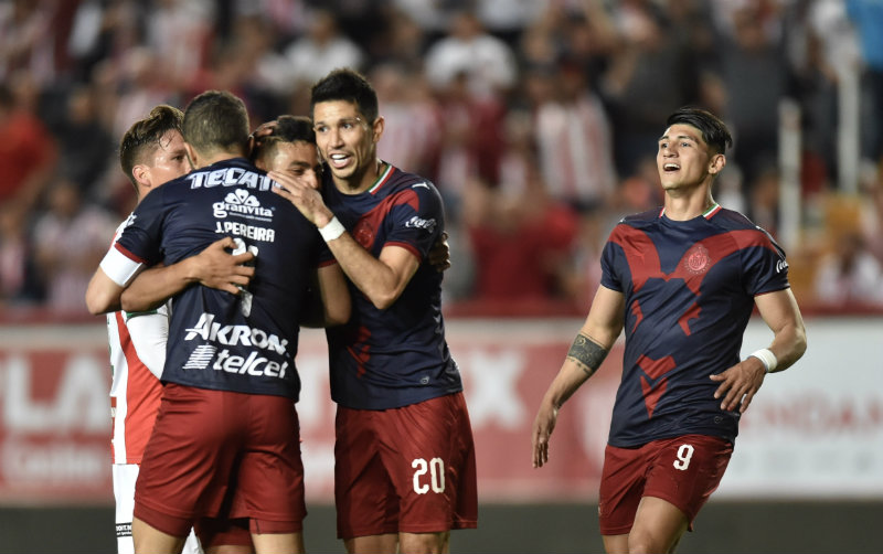 Jugadores de Chivas festejan un gol