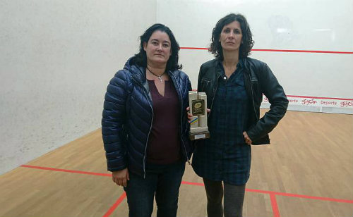Maribel Toyos y Elisabet Sadó con su trofeo
