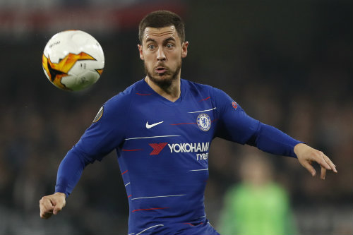 Hazard controla un balón durante un partido con el Chelsea 
