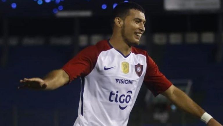 Juan Escobar festeja un gol con Cerro Porteño 