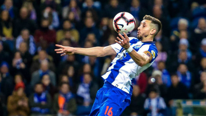 Herrera controla el balón en el partido