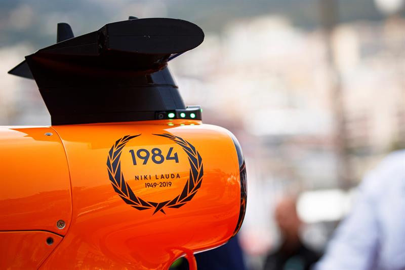 Mensaje en memoria de Niki Lauda en el monoplaza McLaren 