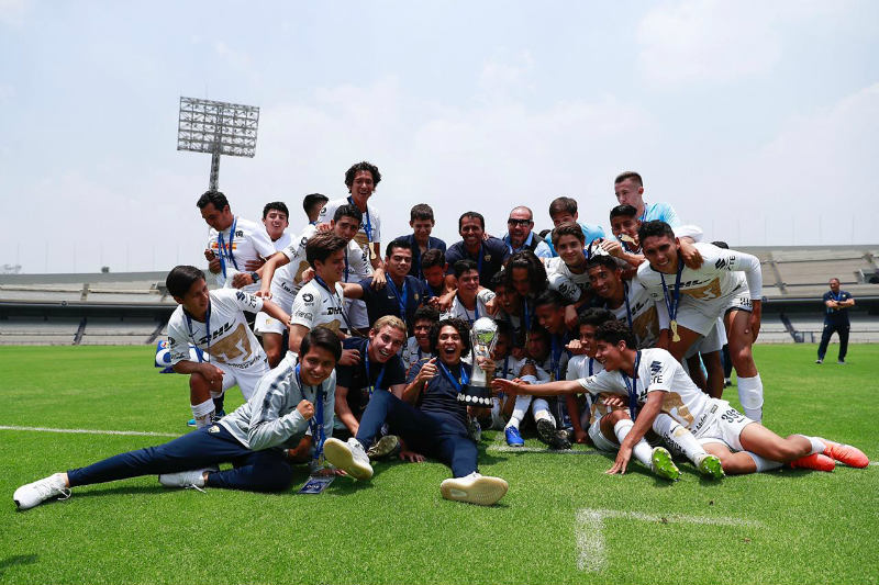 Festejo de jugadores de Pumas Sub 17 tras ganar el título del C2019