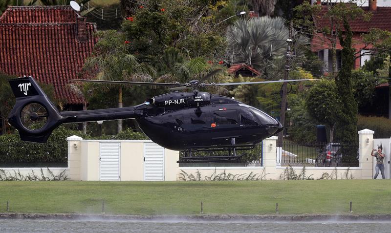 Helicóptero en que llegó Neymar a la concentración de Brasil