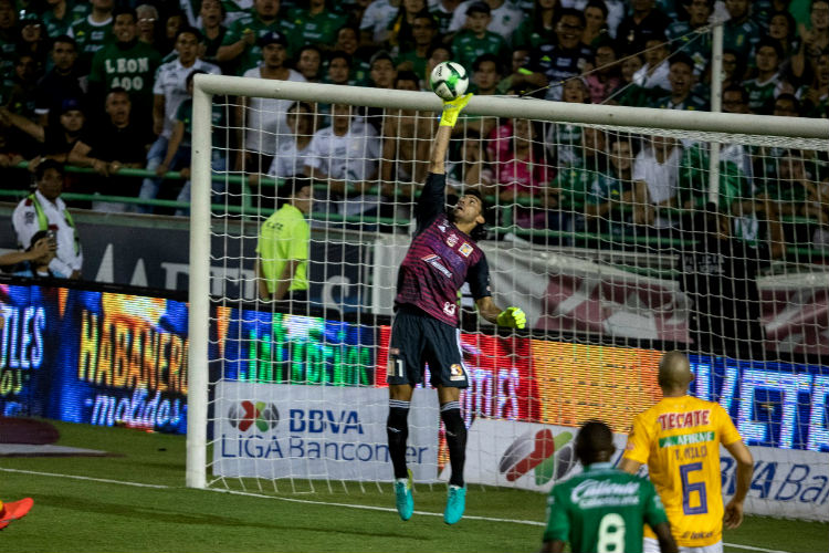 Nahuel Guzmán ataja un tiro de León en la Final del Clausura 2019
