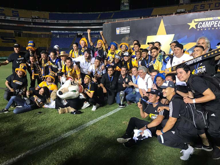 Jugadores de Tigres celebran el título en el Volcán