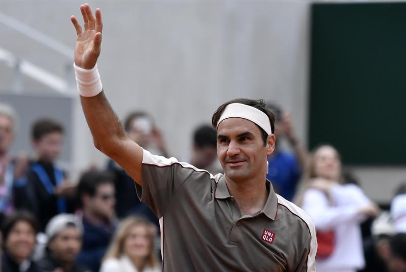 Federer saluda tras un juego en Roland Garros