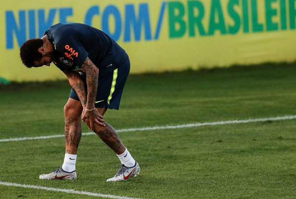 Neymar se toca la rodilla izquierda