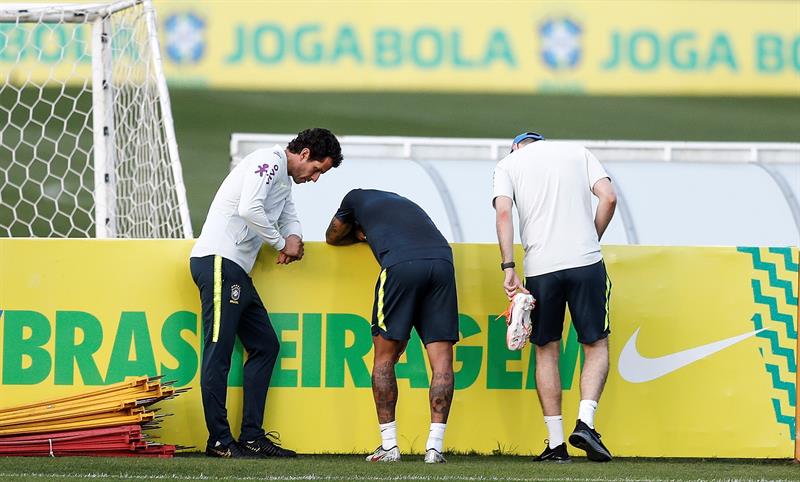 Neymar se queja tras resentir lesión en la rodilla izquierda