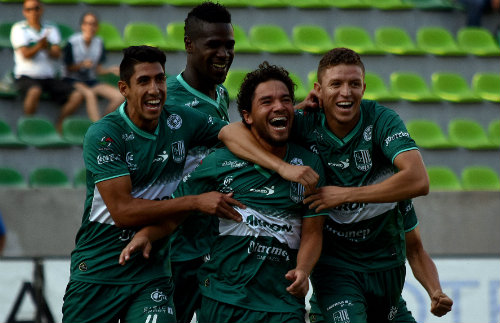 Jugadores de Zacatepec celebran una anotación frente a Potros UAEM