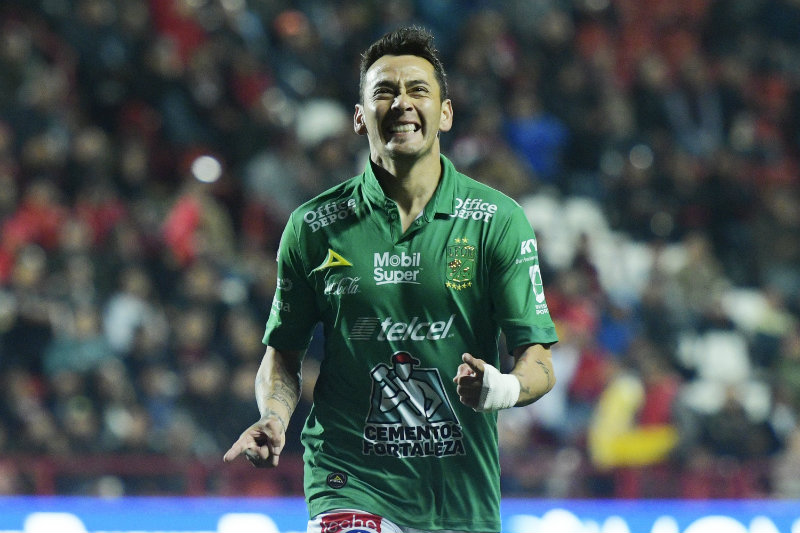 Sambueza festeja un gol con León