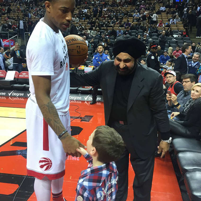 Nav Bathia lleva a conocer a un niño a los jugadores de los Raptors