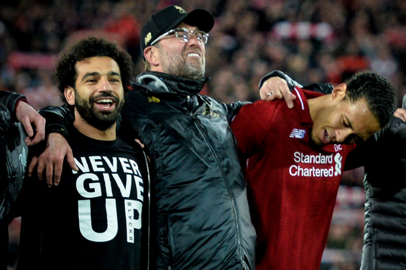 Salah, Klopp y van Dijk festejan el triunfo del Liverpool